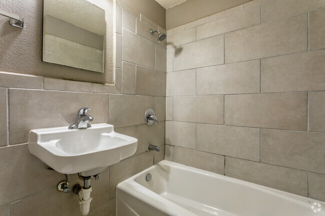 Deluxe Studio - 380 SF - Bathroom - The Que Apartments