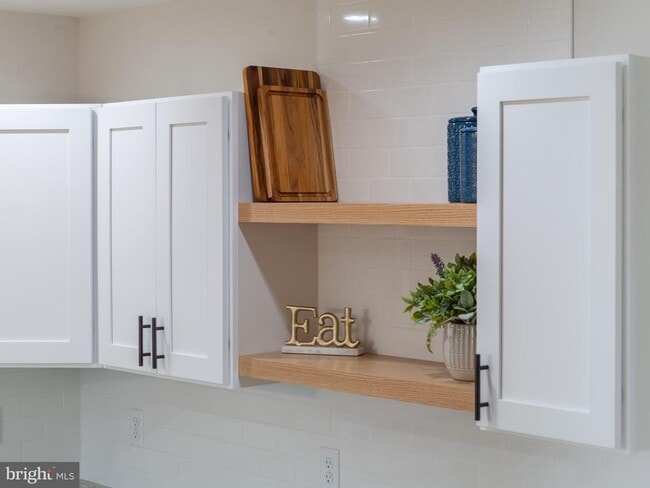 Building Photo - 613 5th St