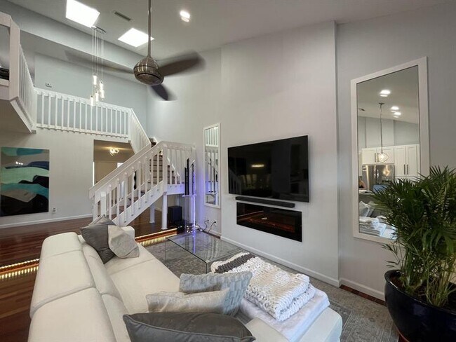 Building Photo - 6620 Thornhill Ct