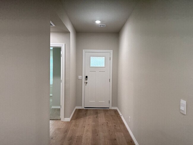 Foto del edificio - Welcome to your beautiful 4 bed 2 bath new...
