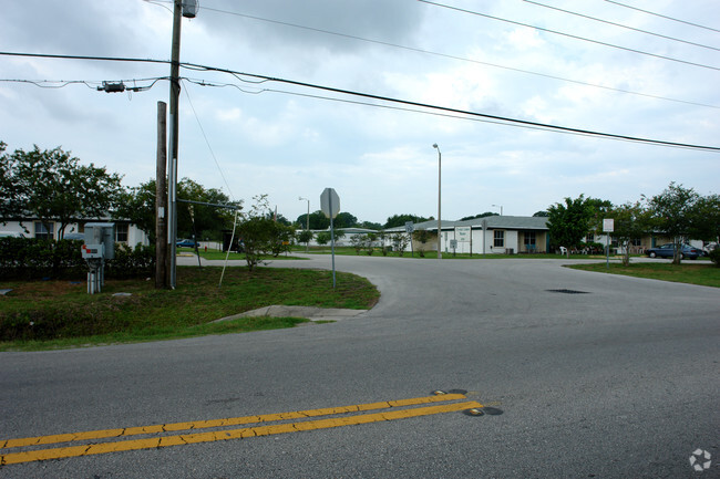 Foto del edificio - Crystal Lakes Manor