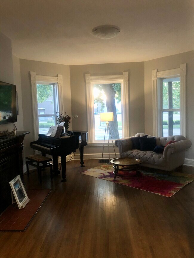 Living Room - 612 N 5th St