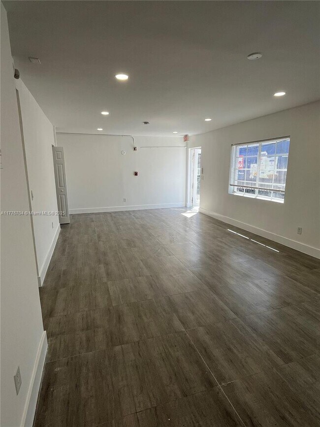 Foto del edificio - 7116 Bay Dr