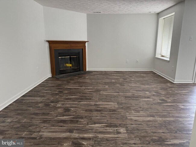 Building Photo - 2125 Wainwright Ct