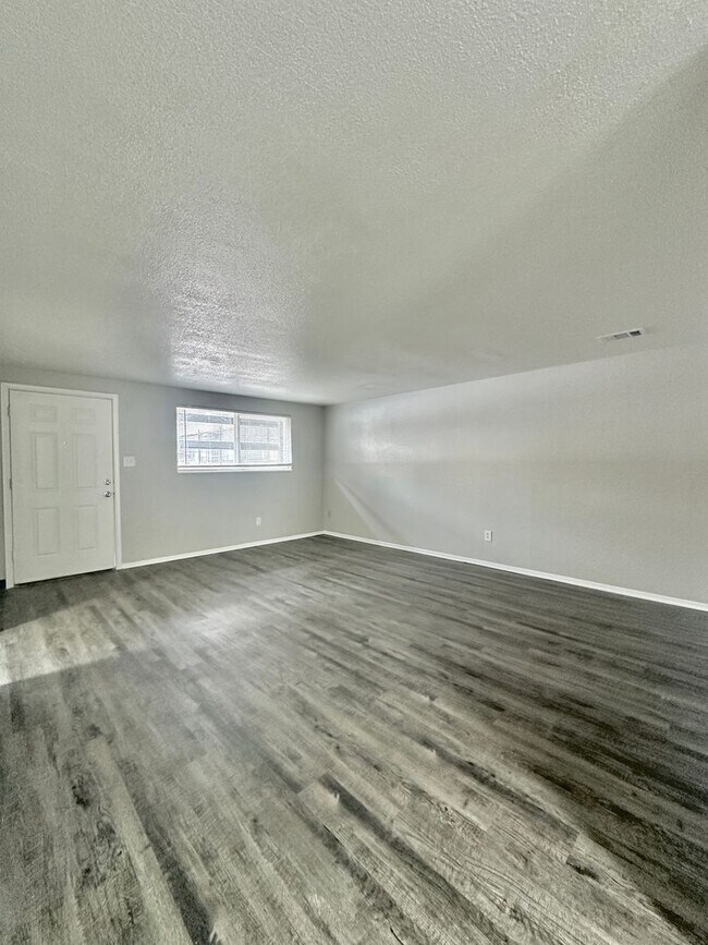 Building Photo - Don't miss out on this lovely first floor ...