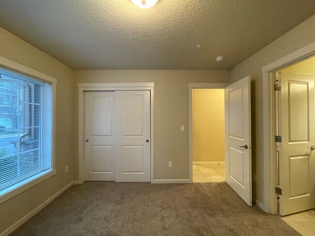 Building Photo - 3Bd/3.5Ba 3-Story Townhome Available in qu...