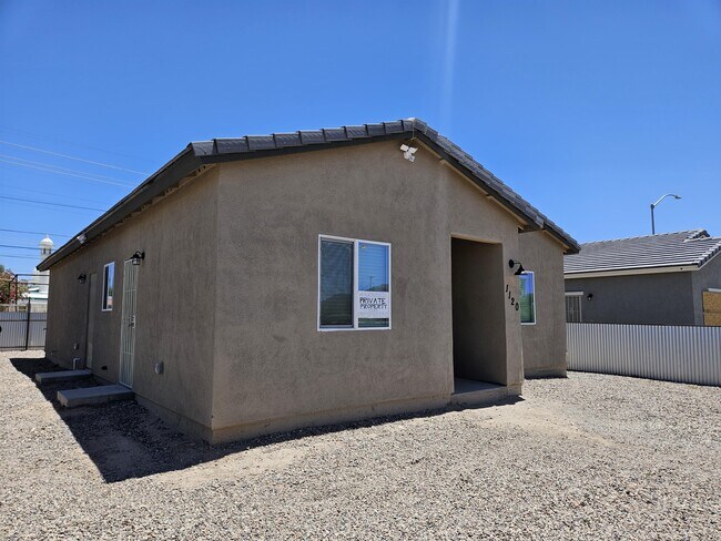 Building Photo - 1120 N Alder Ave