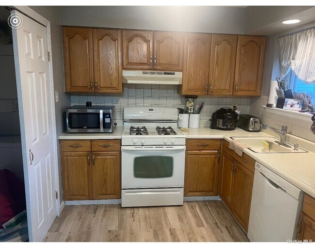 Building Photo - 250 Feller Dr