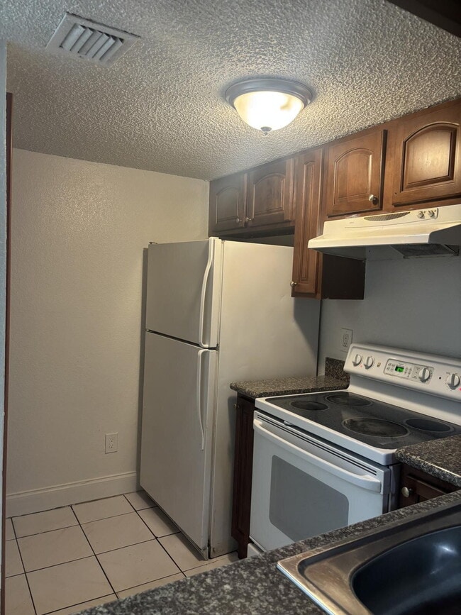 Building Photo - Charming 3 Bedroom 2 Bath