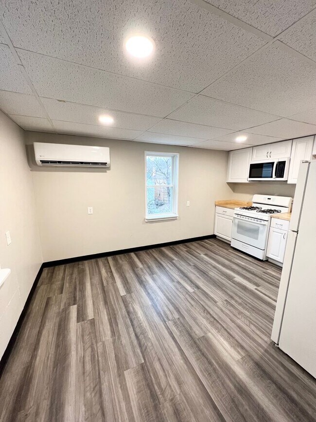 Building Photo - Newly Renovated 2 or 3 Bedroom, 1 Bathroom...