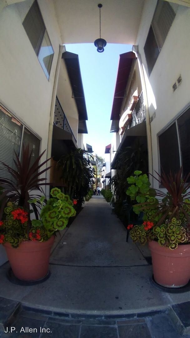 Foto del edificio - 631 E Orange Grove Ave