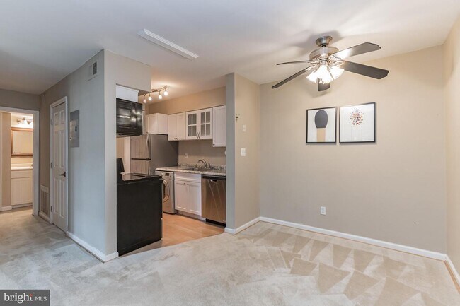 Foto del edificio - 5900D Surrey Hill Pl