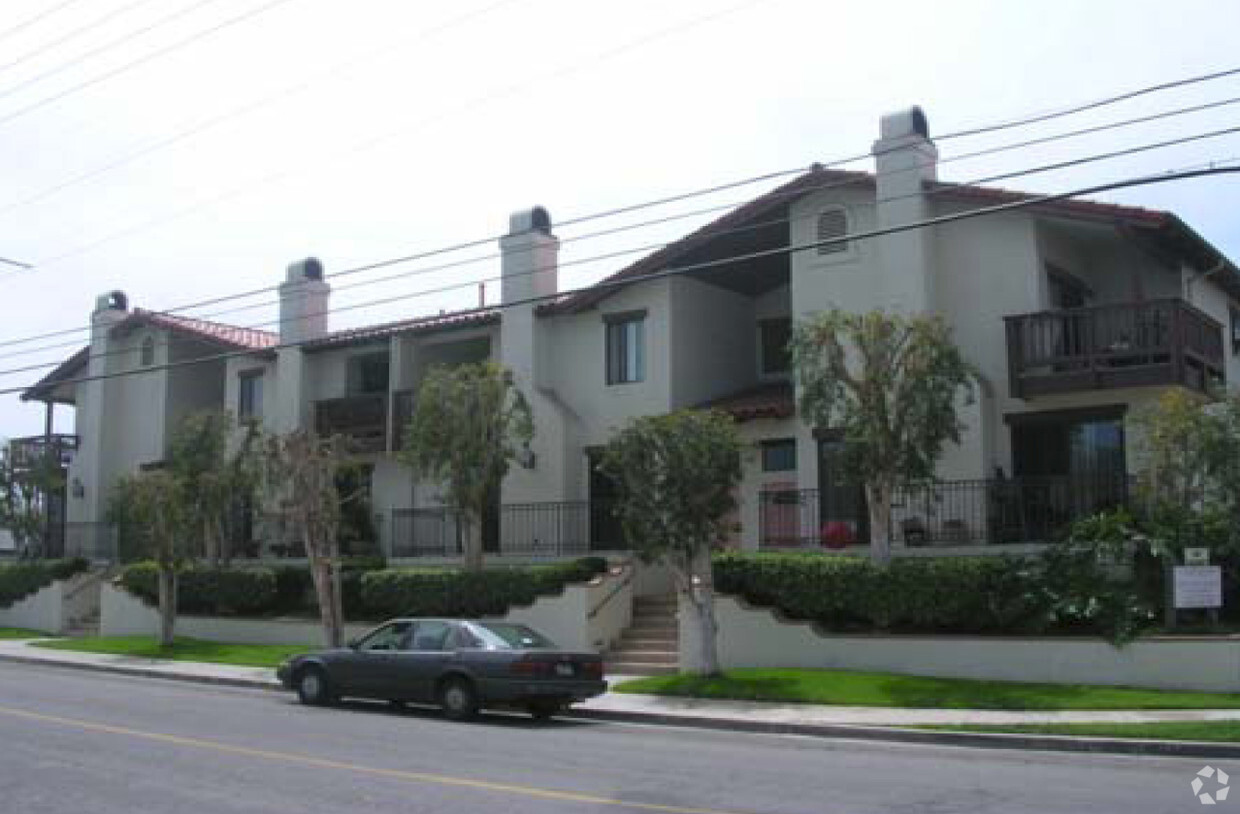 Alternate Building View - Maple Court