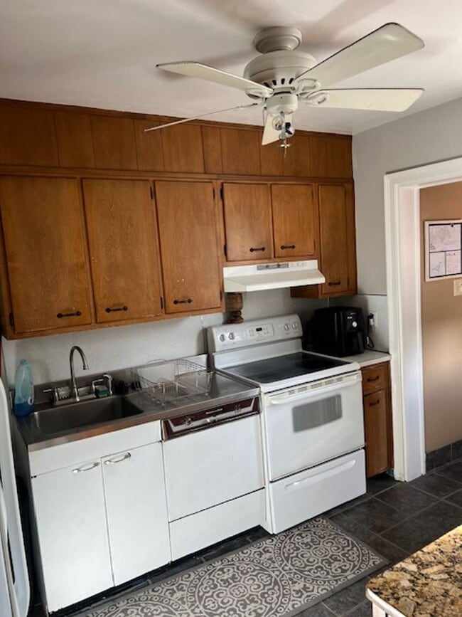 Building Photo - Stunning Mount Penn Home For Rent