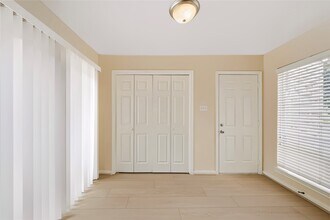 Building Photo - 930 Mesa Terrace Dr