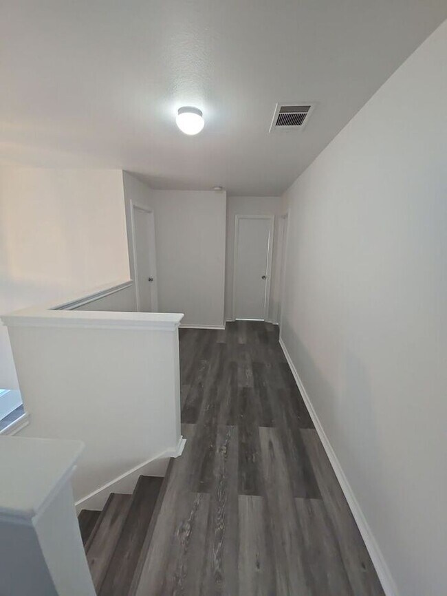 Foto del edificio - Spacious 4-Bedroom Home with Large Backyar...