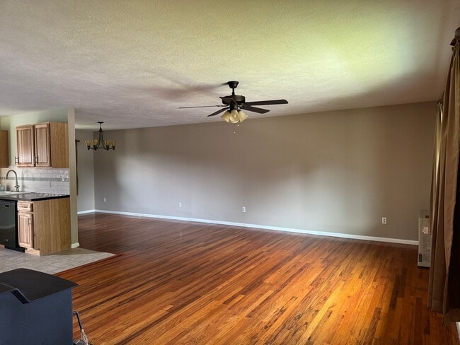 Building Photo - Updated 3 Bedroom House in a Family Friendly Neighborhood