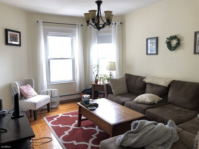 Building Photo - 4 br, 1 bath Apartment - 353 Main Street 3