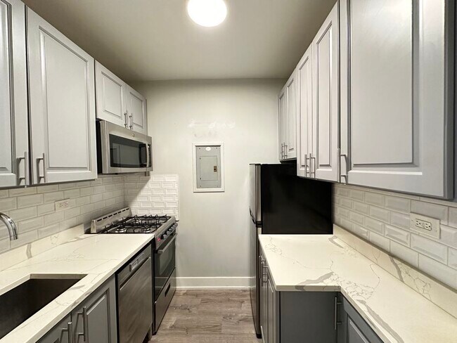 Foto del edificio - 545 W Belmont Ave
