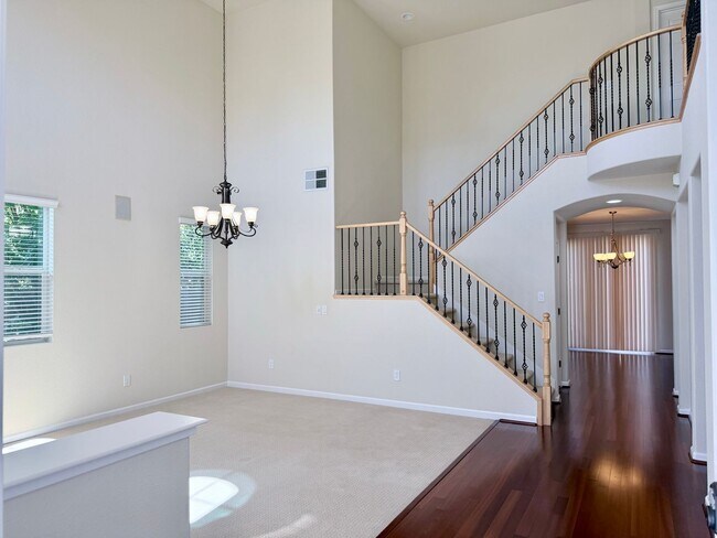 Foto del edificio - 5-Bed Gated Family Oasis | Prime Location & Backyard Space