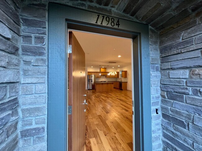 Building Photo - Beautiful 4 Bed, 2.5 Bath Home with Two Car Garage!