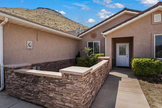 Foto del edificio - 3 Bedroom Home With Valley Views In St. George