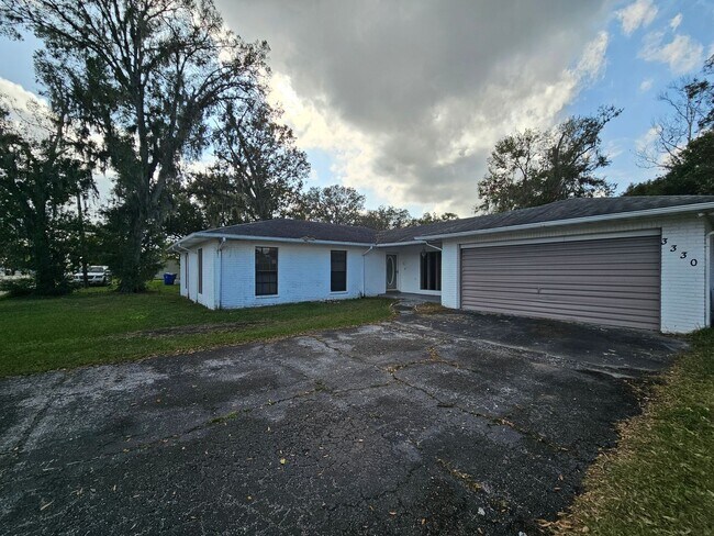 Foto del edificio - Spacious 3-Bedroom Home with Oversized Lan...