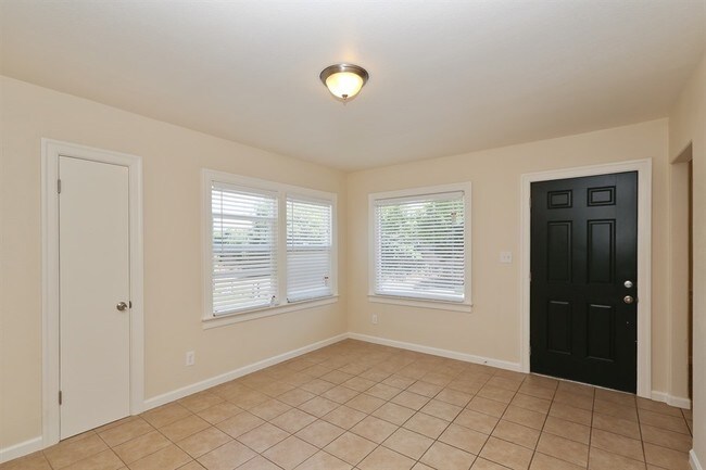 Building Photo - 249 Curry Ave