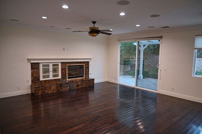 Foto del edificio - Gorgeous 5 bd 3 ba Corner Lot Home Newhall