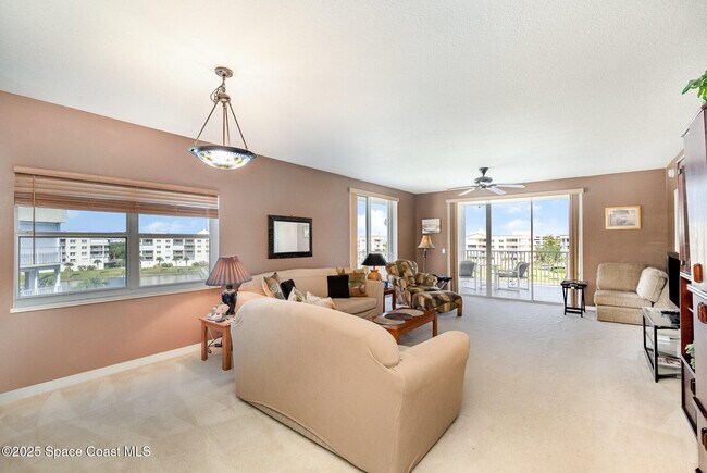 Foto del edificio - 8871 Lake Dr