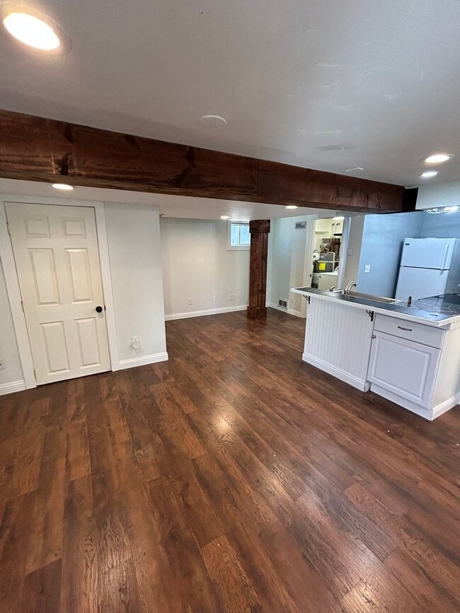 Building Photo - 304 9th Ave W
