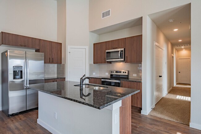 Foto del edificio - AVAILABLE NOW! GORGEOUS 3 BEDROOM FOUR PLE...