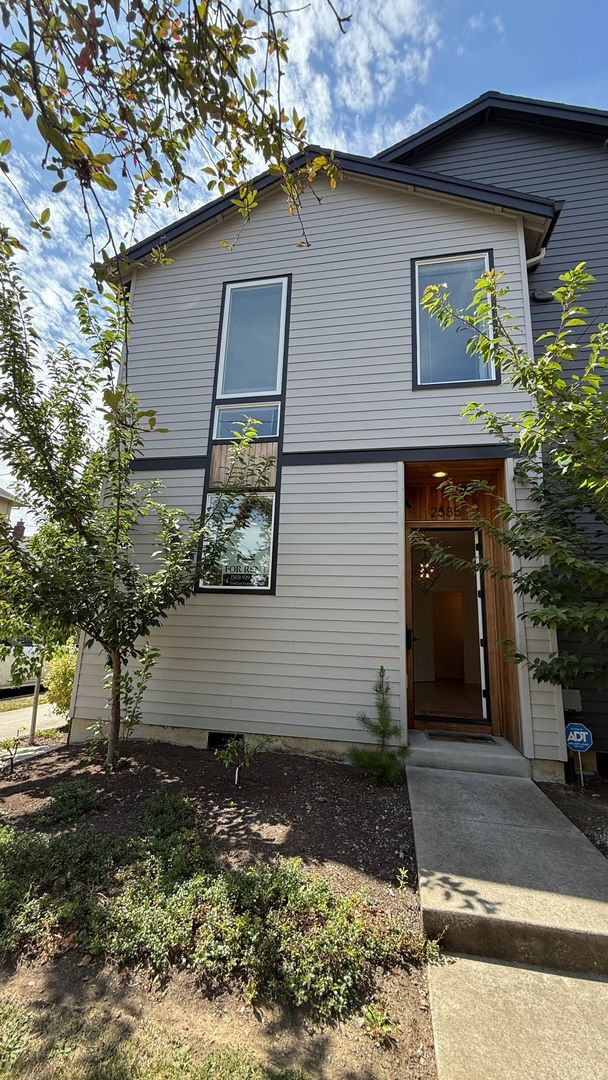 Building Photo - 2585 SE 13th Ave