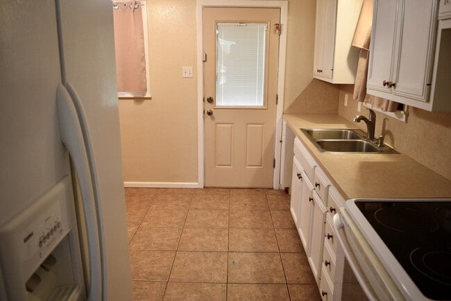 Building Photo - 1205 Royalty Ave