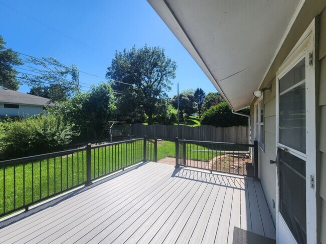 Foto del edificio - Spacious 5-Bedroom Home Near McKennan Park