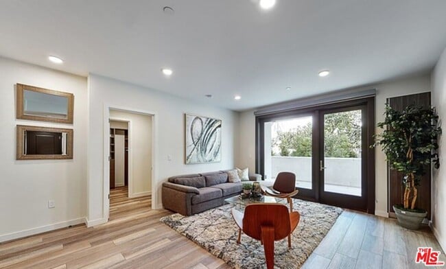 Foto del edificio - 1070 S Bedford St