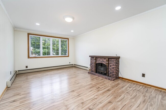Building Photo - 10 E 39th St