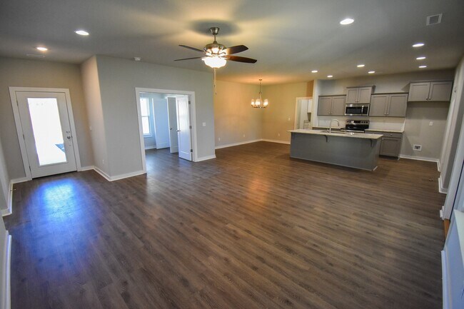 Foto del edificio - Gorgeous 4 Bedroom, 2 Bathroom Home in Far...