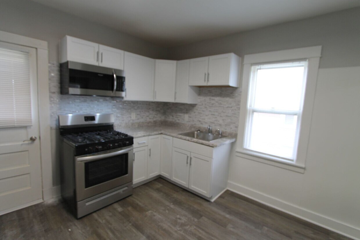 Foto principal - Two Bedroom Home priced right! Off street ...