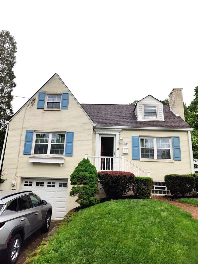 Building Photo - *Beautifully Updated & Spacious 3BD/2BA Si...