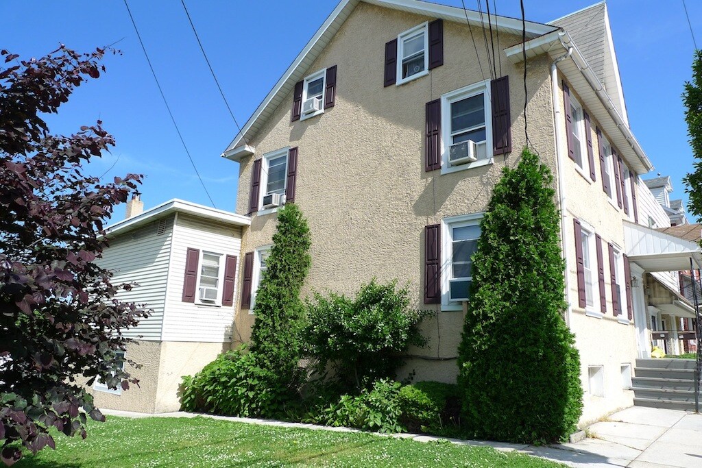 Building Photo - 166 S Main St