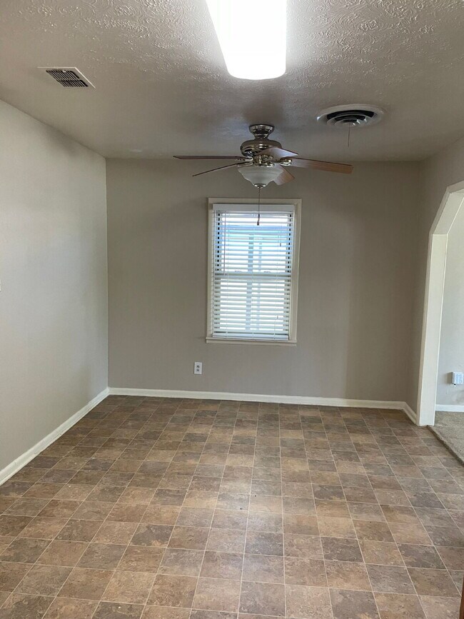 Building Photo - 2/2/1 In a quiet neighborhood - 6 to 9 month lease option available
