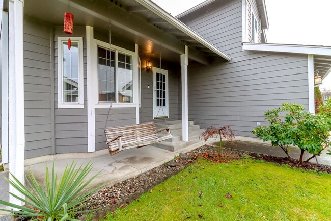 Building Photo - Updated 3 bedroom 2.5 bath home with A/C!