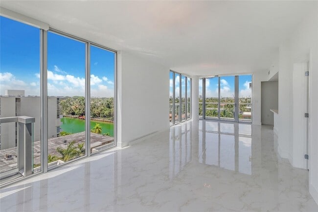Building Photo - 9940 W Bay Harbor Dr
