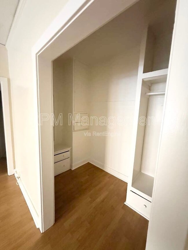 Foto del edificio - 1825 Ivar Ave