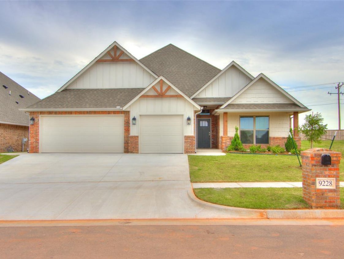 Foto principal - You Could Call This Beautiful 4-Bed, 2-Bat...
