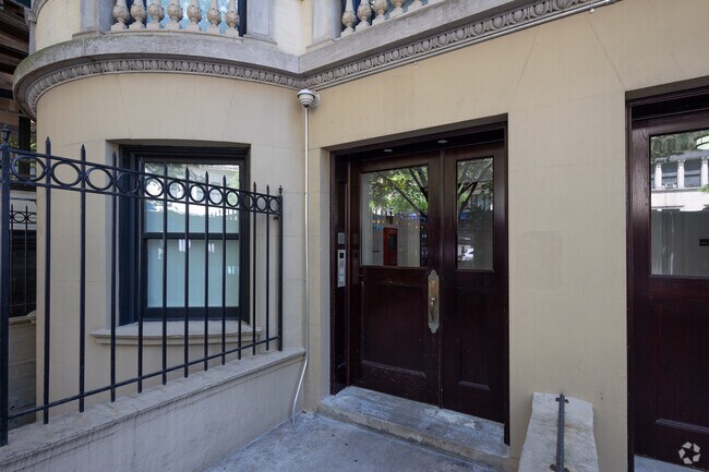 Entrada - 272 W 86th St