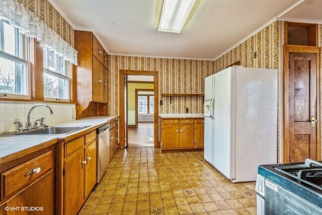 Building Photo - 631 S Grove Ave