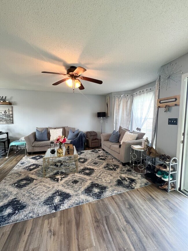 Foto del edificio - Single-Family Home in Oak Grove, KY--Large...