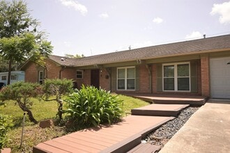 Building Photo - 9810 Cliffwood Dr
